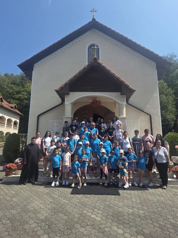 Tabăra de vară „Calea către Dumnezeu” în Parohia Sântu 339983