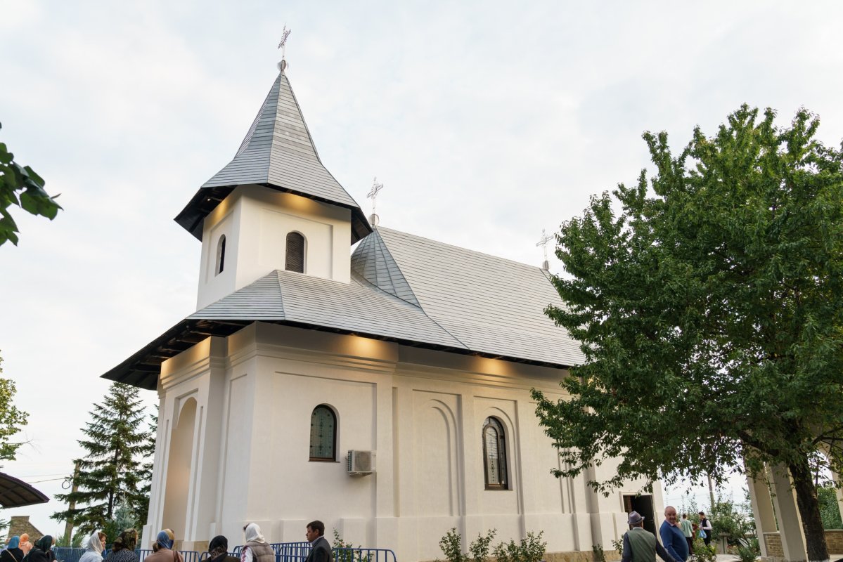 Biserica Parohiei Oneaga a fost resfințită 340033