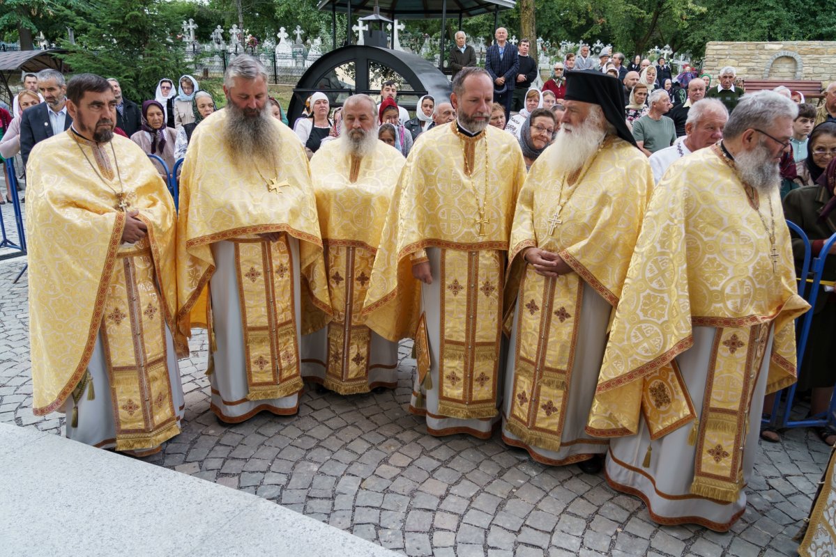 Biserica Parohiei Oneaga a fost resfințită 340036