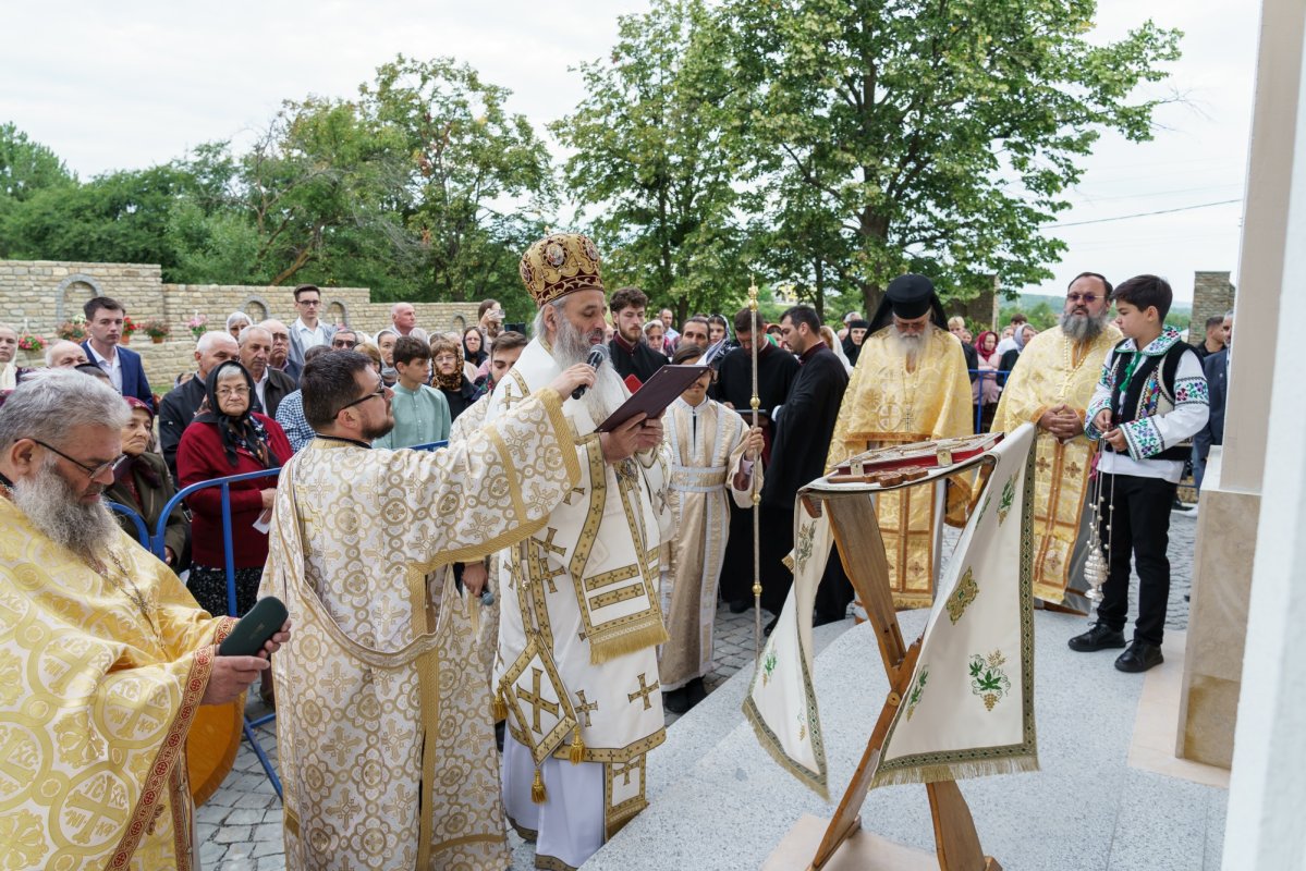 Biserica Parohiei Oneaga a fost resfințită 340037