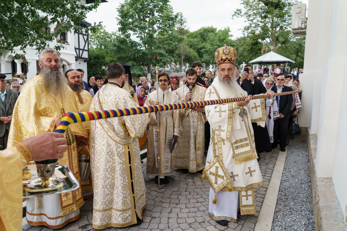 Biserica Parohiei Oneaga a fost resfințită 340038