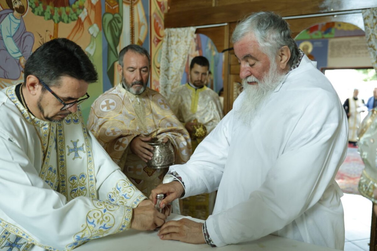 Sfințirea paraclisului unei parohii din județul Dolj 340079