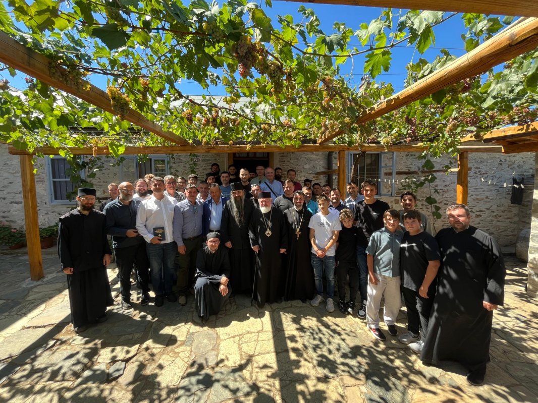 Preasfințitul Părinte Varlaam Ploieșteanul în pelerinaj în Sfântul Munte Athos 340330