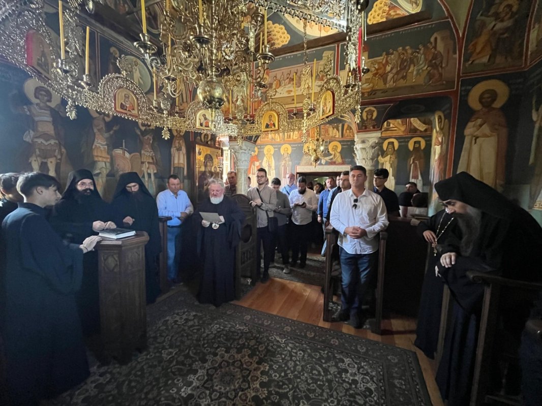 Preasfințitul Părinte Varlaam Ploieșteanul în pelerinaj în Sfântul Munte Athos 340331