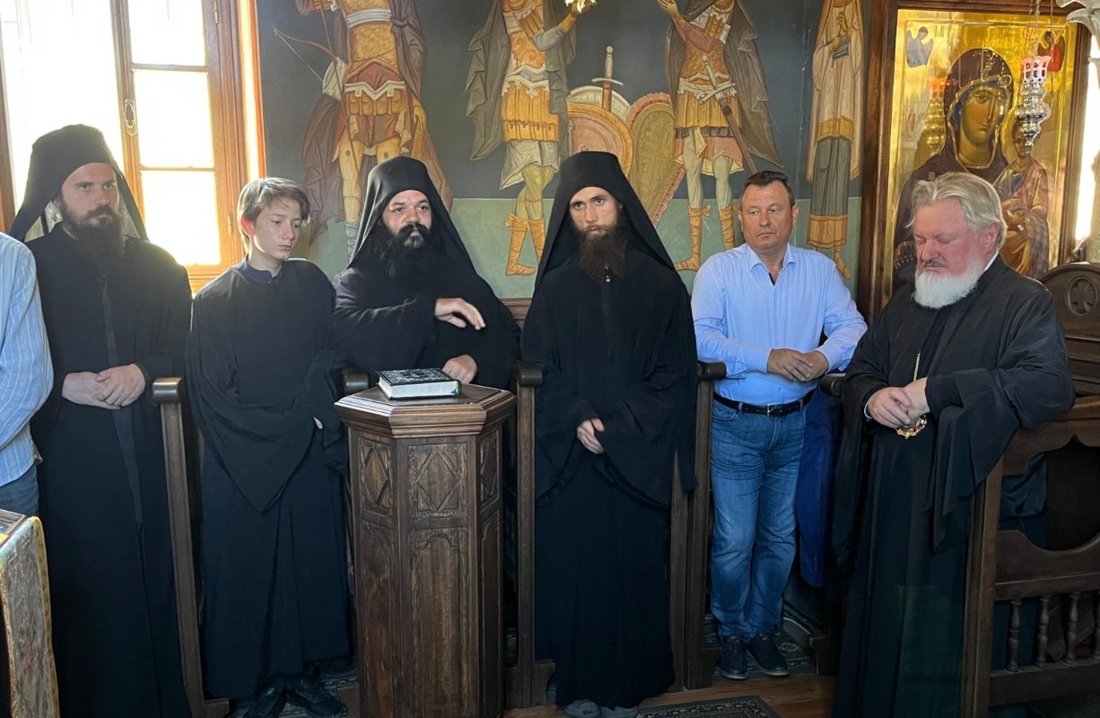 Preasfințitul Părinte Varlaam Ploieșteanul în pelerinaj în Sfântul Munte Athos 340335