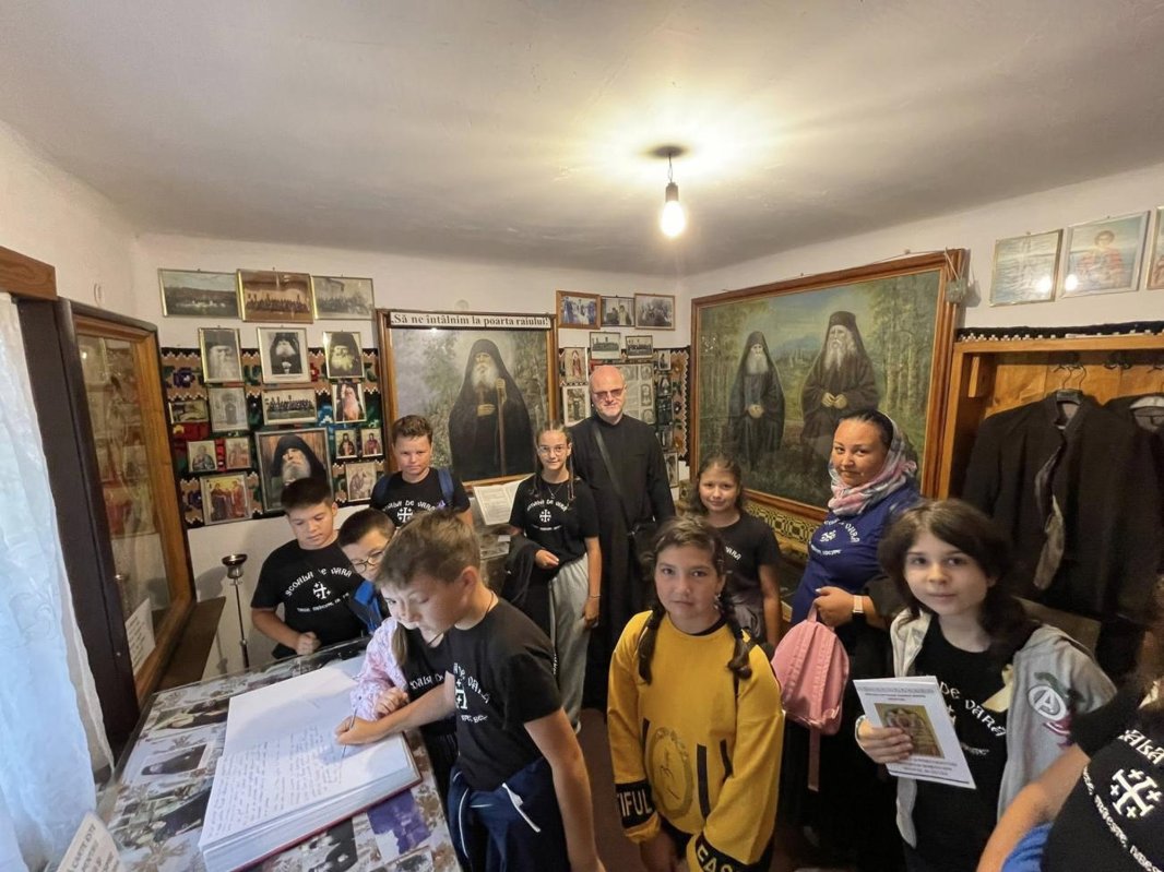 Tineri din Reghin - Iernuțeni, „Pe urmele Sfinților Cuvioși Paisie și Cleopa de la Sihăstria” 340283