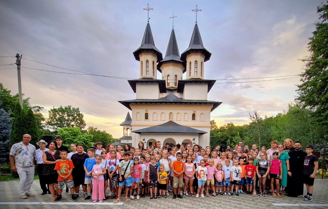 Vacanța din pridvorul bisericii: „Experiența care mi-a schimbat felul de a vedea Biserica și prietenii” 340345