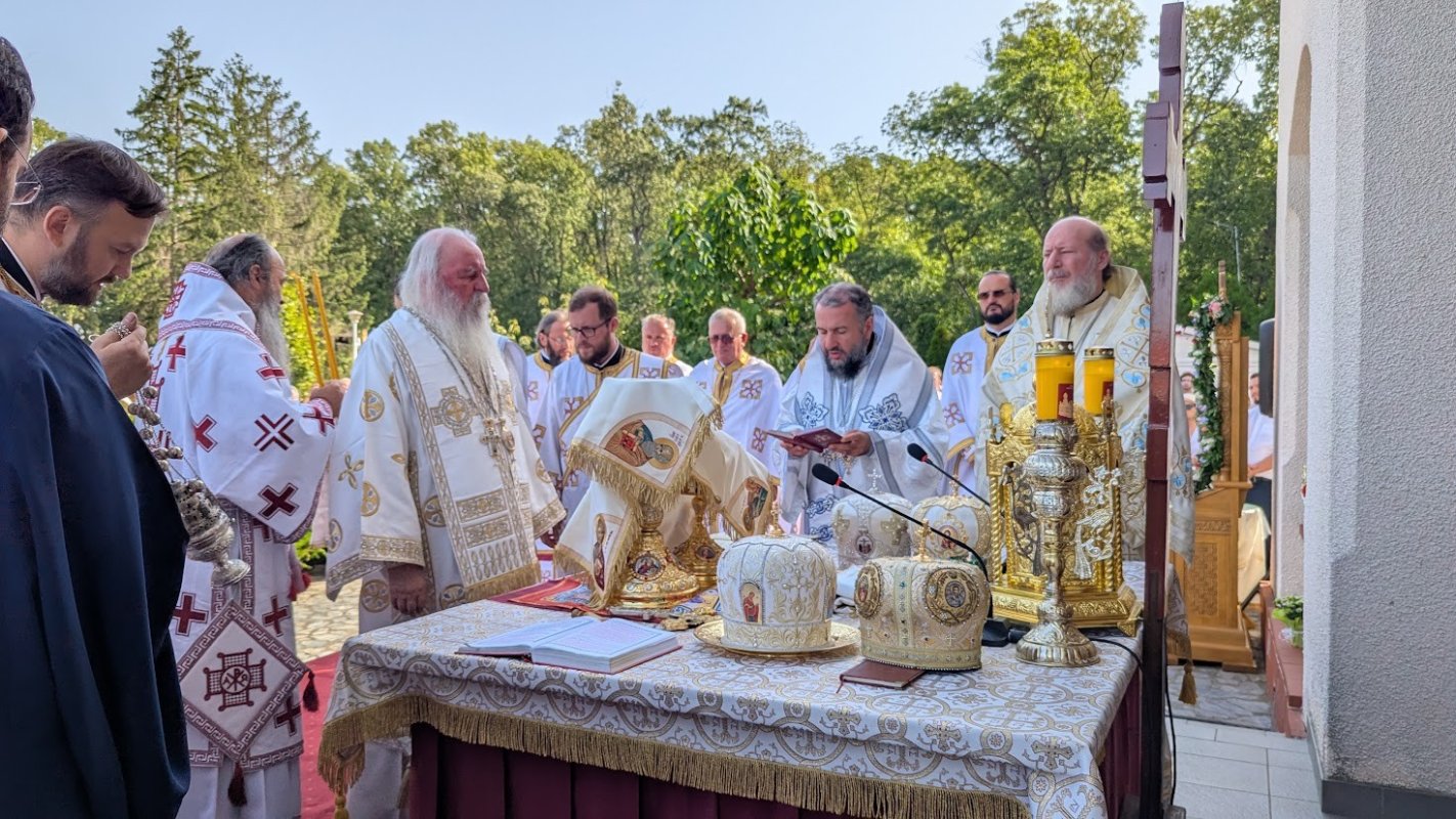 Moaștele Sfântului Cuvios Calistrat la hramul Mănăstirii Timișeni 340707