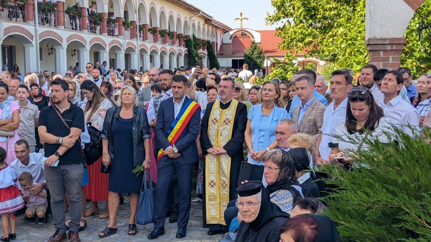 Moaștele Sfântului Cuvios Calistrat la hramul Mănăstirii Timișeni 340708