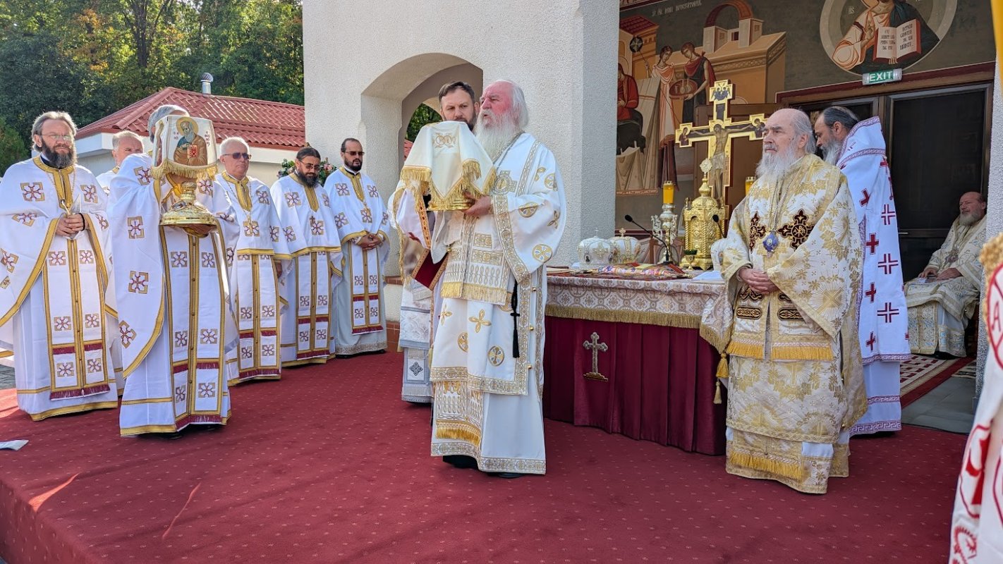 Moaștele Sfântului Cuvios Calistrat la hramul Mănăstirii Timișeni 340711