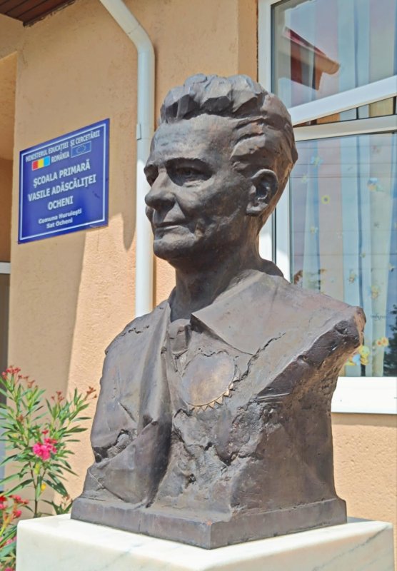 Școala din Ocheni a primit numele folcloristului Vasile Adăscăliței 338517