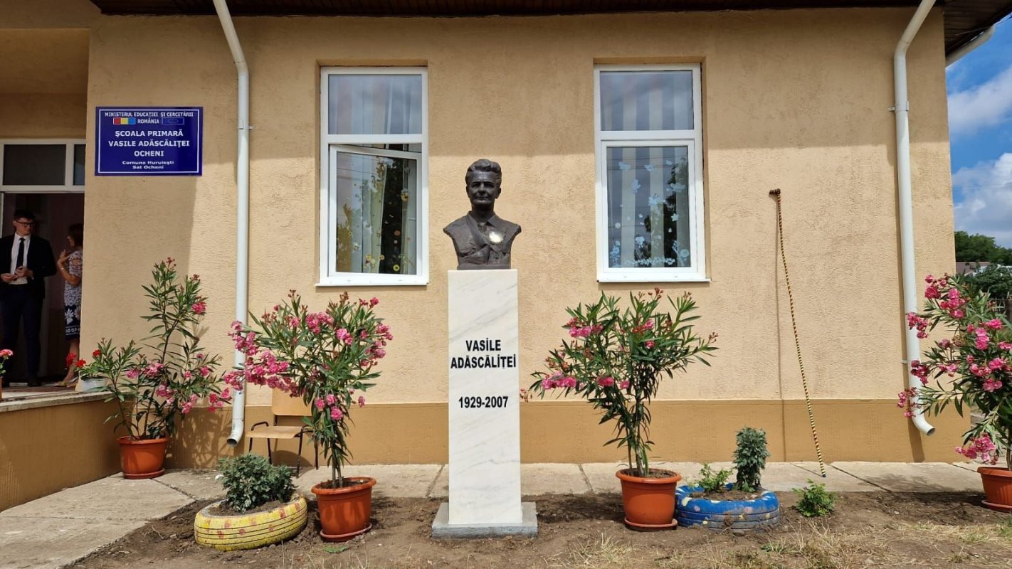 Școala din Ocheni a primit numele folcloristului Vasile Adăscăliței 338521