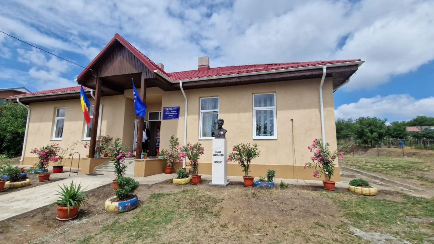 Școala din Ocheni a primit numele folcloristului Vasile Adăscăliței 338640