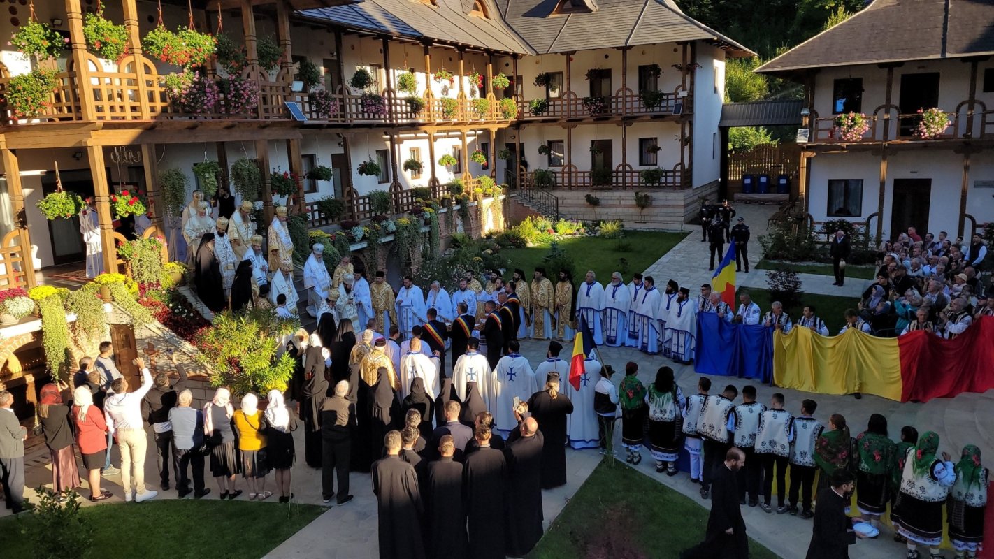 Sfințirea noului paraclis al Mănăstirii Sihăstria Râșcăi din judeţul Suceava 340782