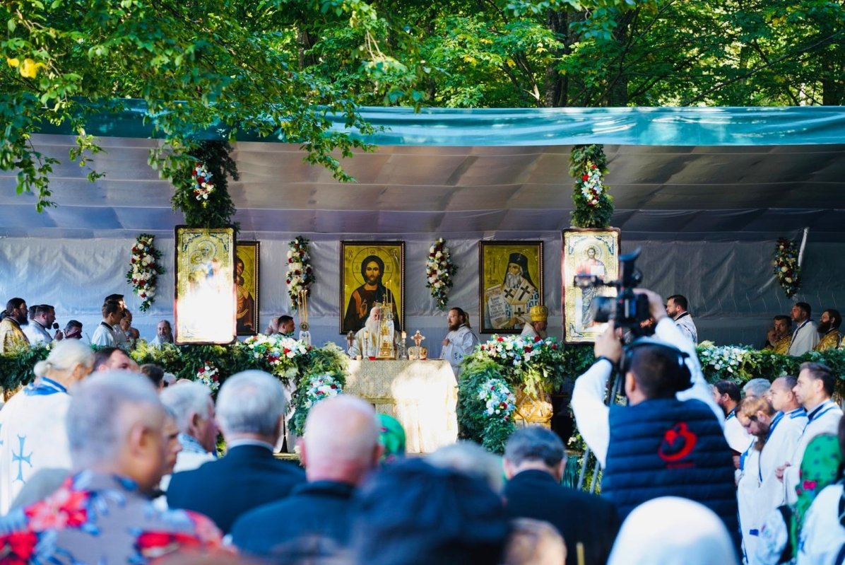 Sfințirea noului paraclis al Mănăstirii Sihăstria Râșcăi din judeţul Suceava 340783