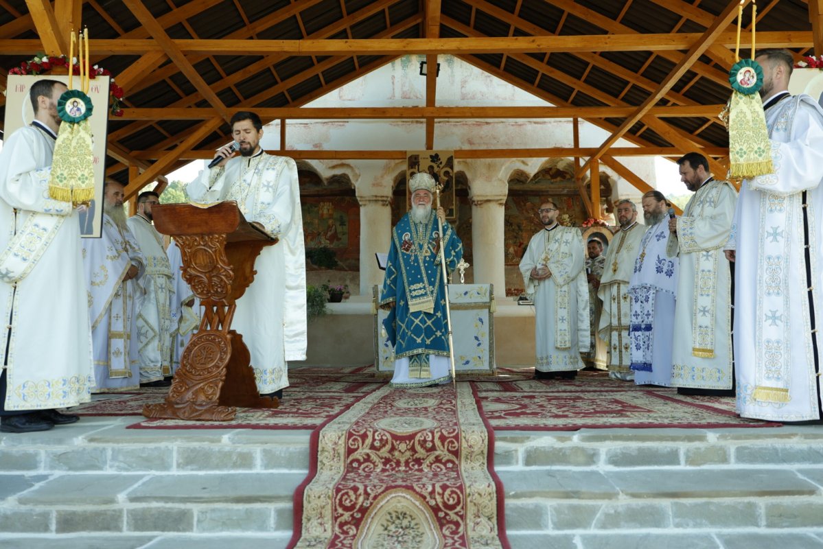 Liturghie arhierească și sfințire la hramul Mănăstirii Hurezani 340853