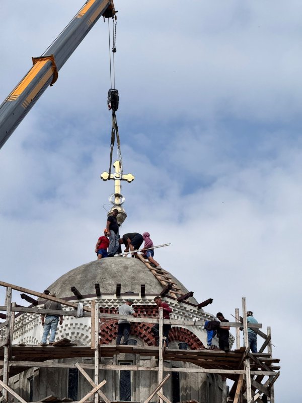 Crucea - semnul biruinței lui Hristos, așezată pe biserica Schitului Vârtop, Bihor 340953