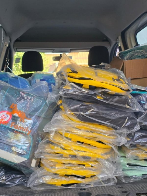 Peste 100 de ghiozdane cu rechizite oferite elevilor din Târnăveni și Luduș 340956