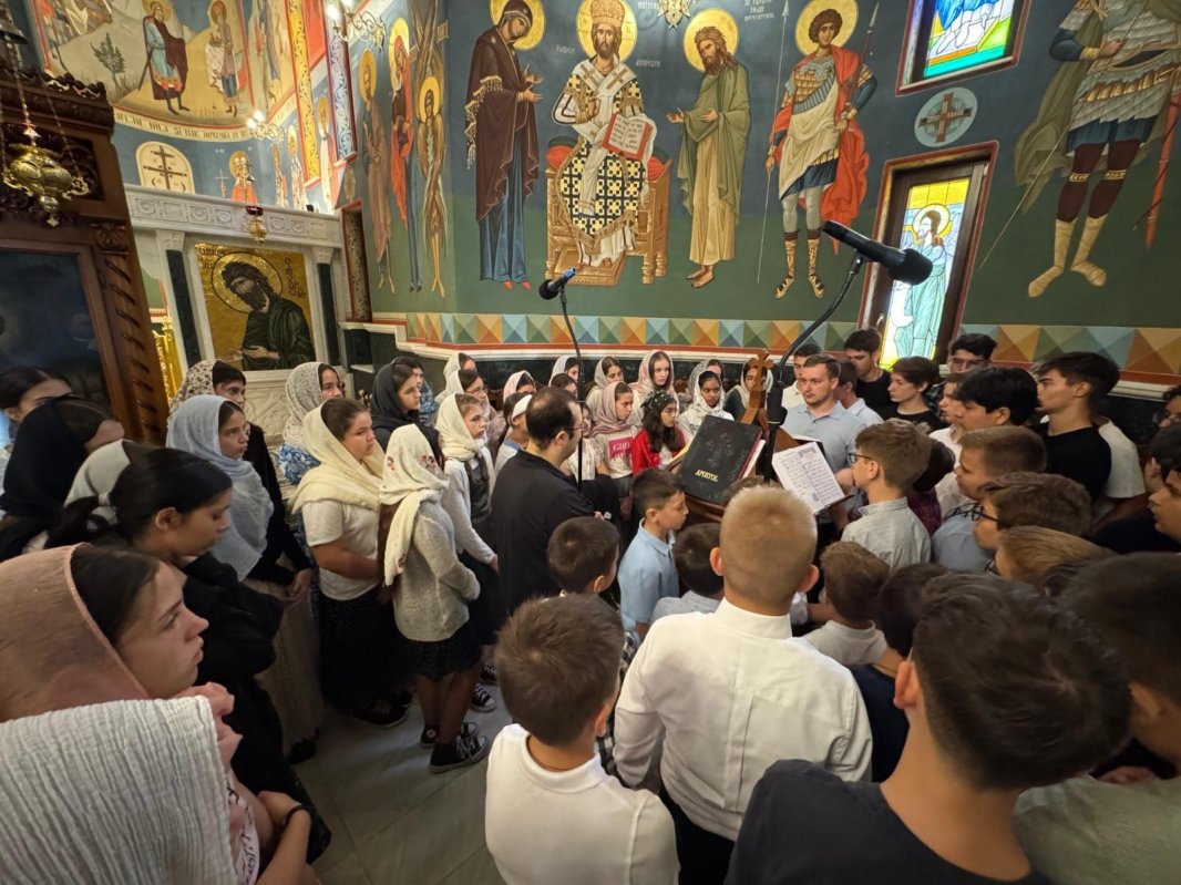 „Tronos Junior”, glasuri tinere în slujba lui Hristos, la Mănăstirea Izbuc 340960