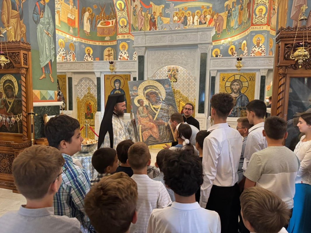 „Tronos Junior”, glasuri tinere în slujba lui Hristos, la Mănăstirea Izbuc 340961