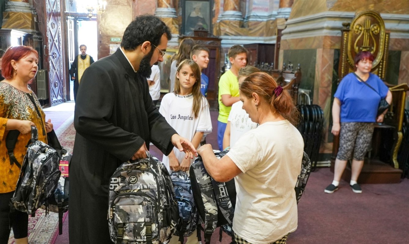 Ajutor pentru elevi din partea Bisericii la început de an școlar 341155