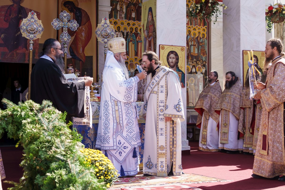 Sărbătoare la Mănăstirea Sihăstria de praznicul Nașterii Maicii Domnului 341145