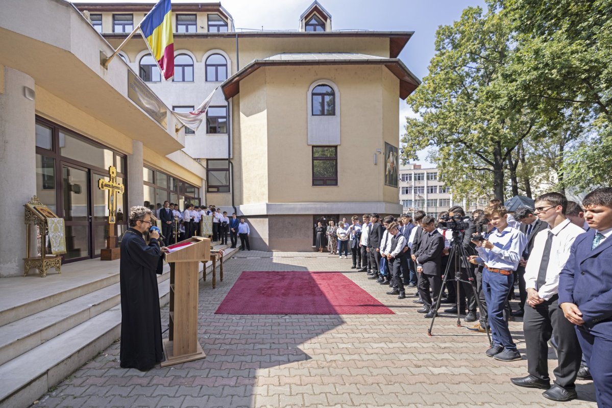 Debut de an școlar pentru elevii Seminarului Teologic din București 341332