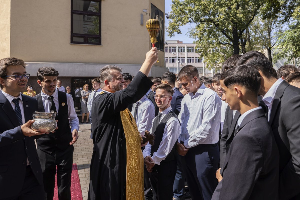 Debut de an școlar pentru elevii Seminarului Teologic din București 341333