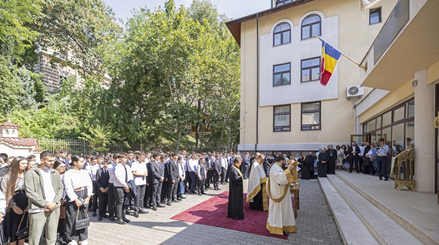 Debut de an școlar pentru elevii Seminarului Teologic din București 341334