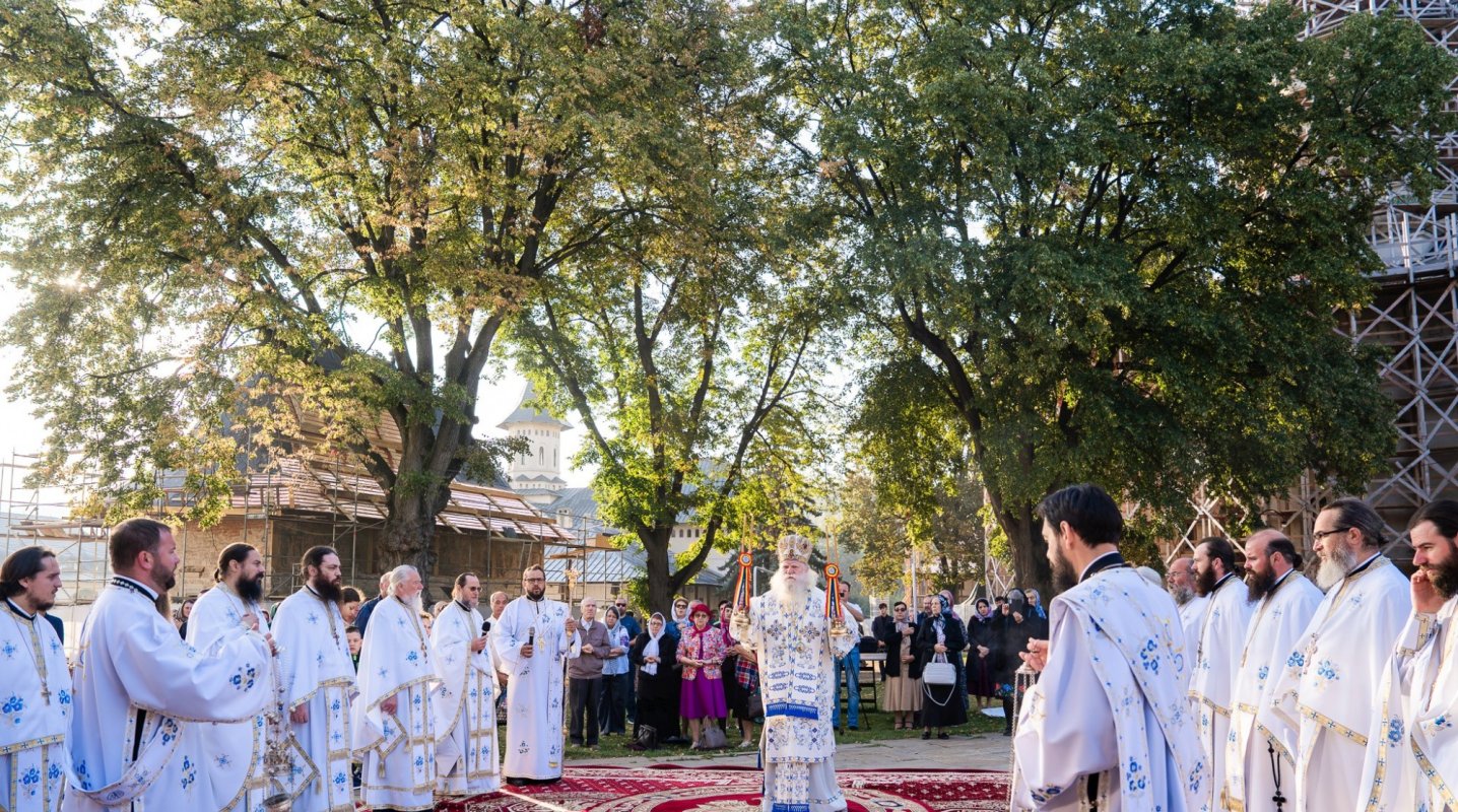 Duminica dinaintea Înălțării Sfintei Cruci la mănăstirea Sfântului Ioan cel Nou de la Suceava 341295