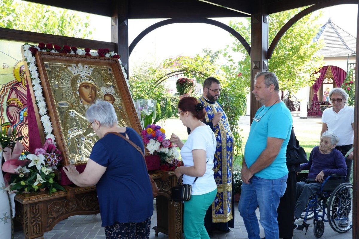 Icoana Maicii Domnului de la Mănăstirea Neamț adusă spre închinare în Călărași 341308