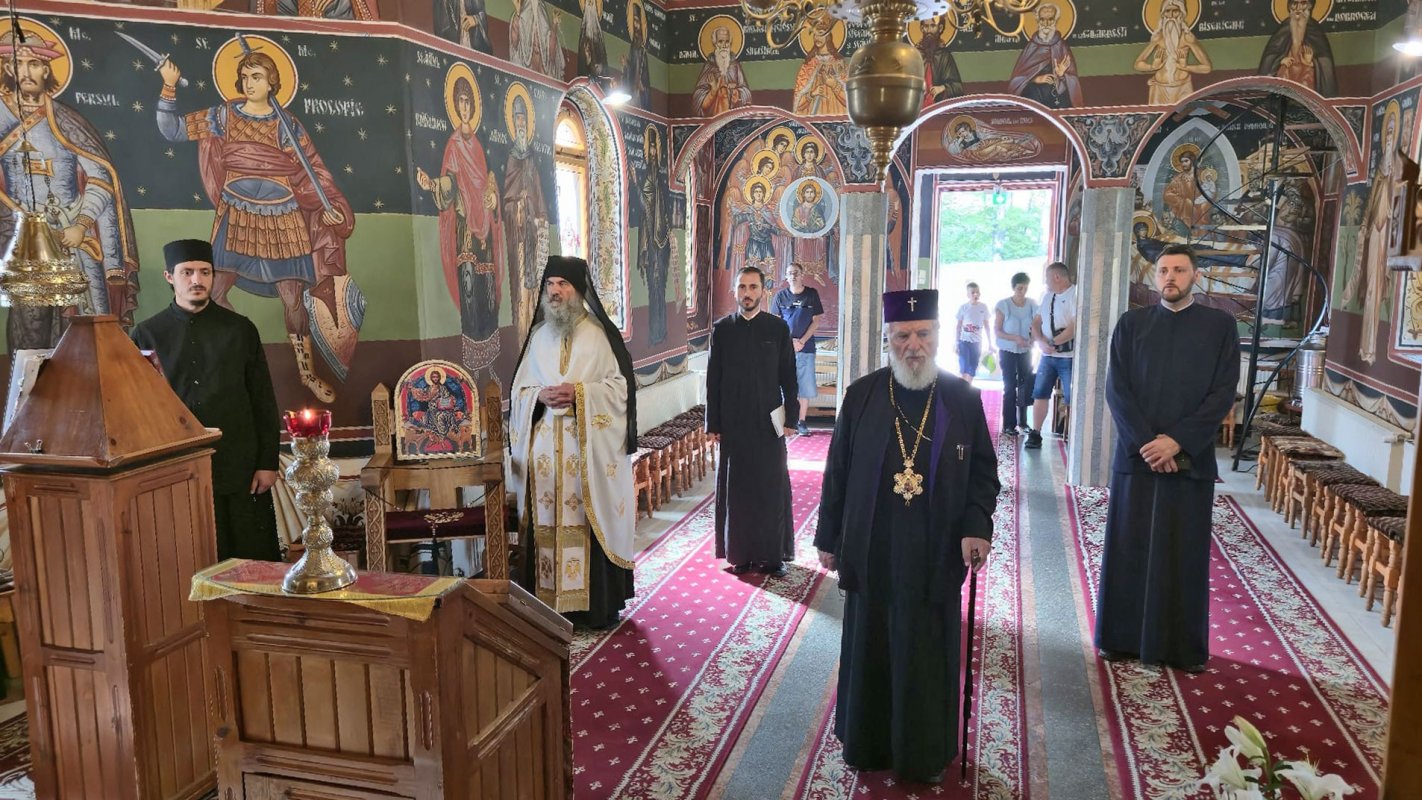 Vizită pastorală a Înaltpreasfințitului Nifon în Protoieria Pucioasa 341325