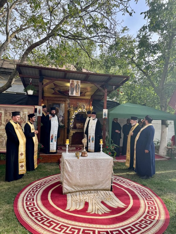 Binecuvântarea sfinților la hramul unei parohii ilfovene 341408