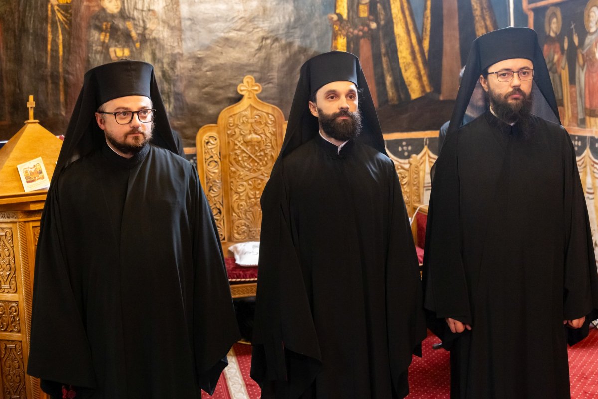 Trei noi arhimandriți hirotesiți de Patriarhul României 341436