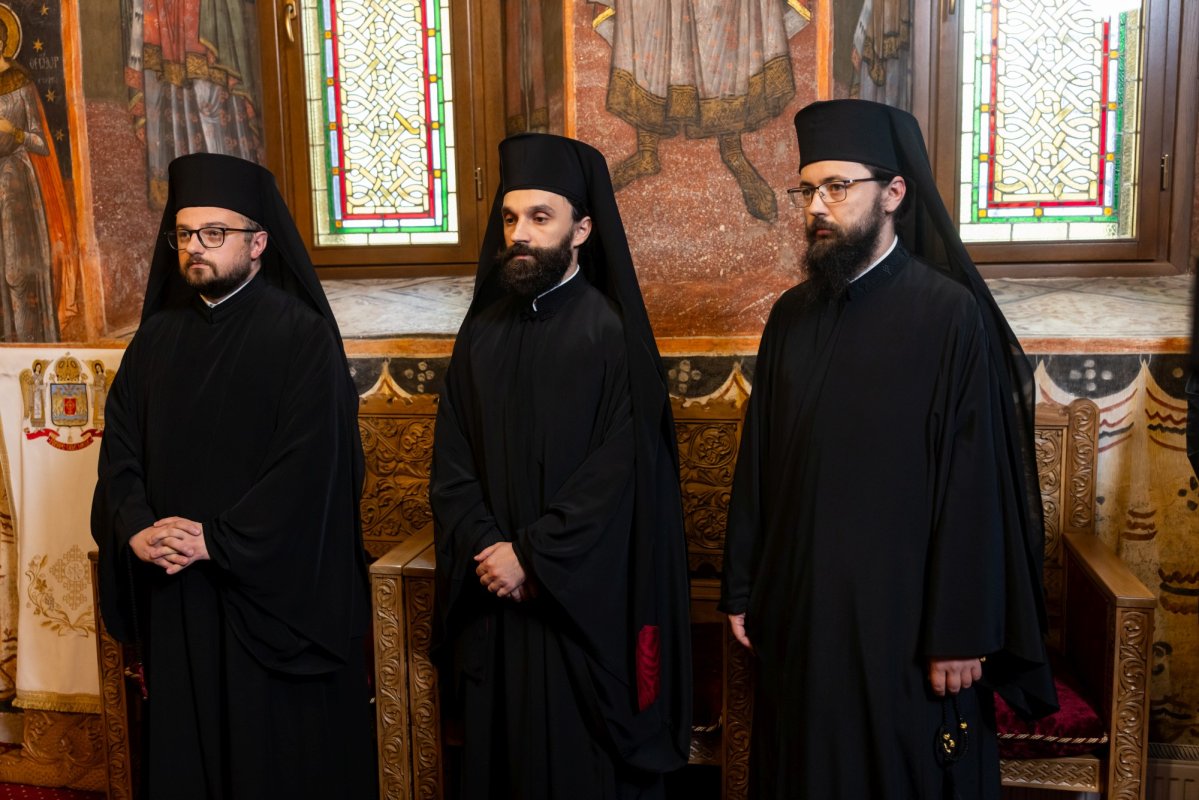 Trei noi arhimandriți hirotesiți de Patriarhul României 341437