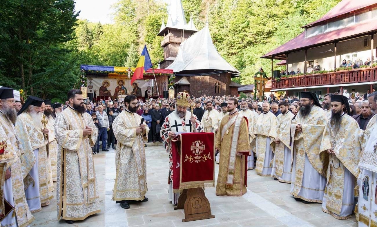 Sfințire de Altar de vară și hram la Mănăstirea „Înălțarea Sfintei Cruci” din Poiana-Brusturi 341661