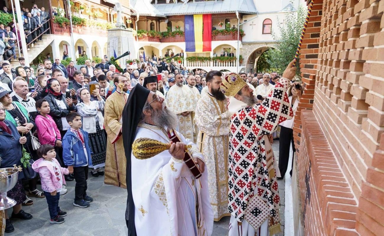 Sfințire de Altar de vară și hram la Mănăstirea „Înălțarea Sfintei Cruci” din Poiana-Brusturi 341662