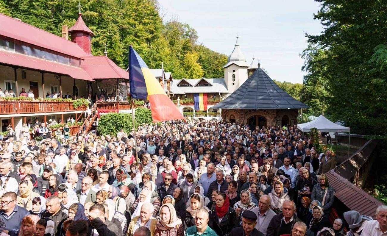 Sfințire de Altar de vară și hram la Mănăstirea „Înălțarea Sfintei Cruci” din Poiana-Brusturi 341663