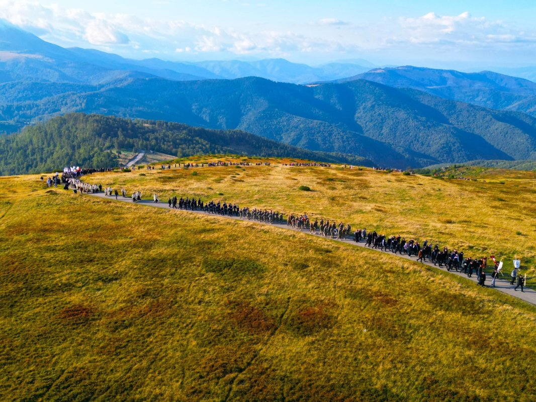 Douăzeci de ani de rugăciune și nevoință la crucea-monument de pe Muntele Mic 341756