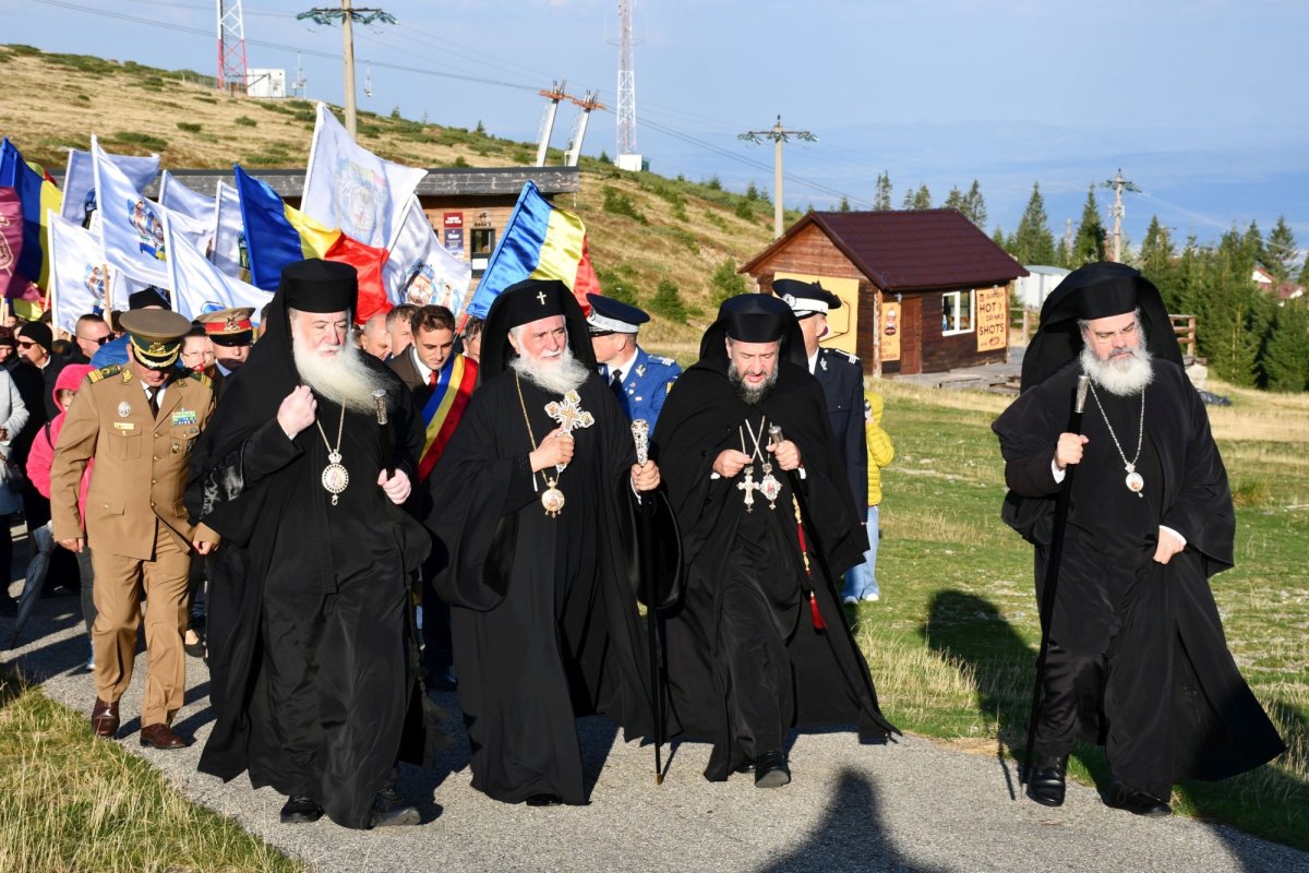 Douăzeci de ani de rugăciune și nevoință la crucea-monument de pe Muntele Mic 341757