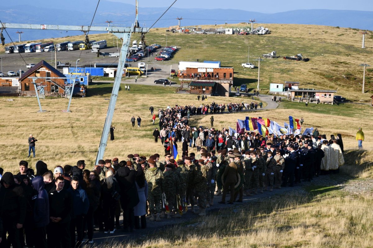 Douăzeci de ani de rugăciune și nevoință la crucea-monument de pe Muntele Mic 341758