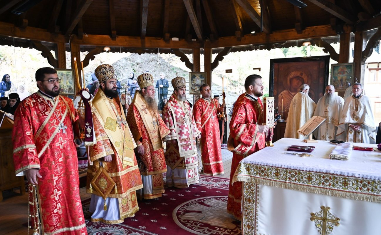 Trei arhierei au liturghisit la hramul Mănăstirii Prislop, judeţul Hunedoara 341764