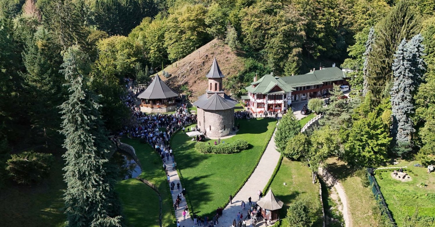 Trei arhierei au liturghisit la hramul Mănăstirii Prislop, judeţul Hunedoara 341767