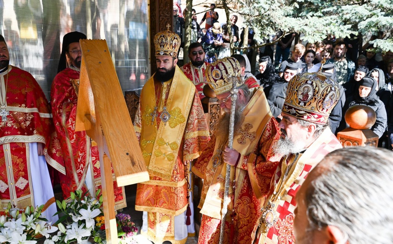 Trei arhierei au liturghisit la hramul Mănăstirii Prislop, judeţul Hunedoara 341769