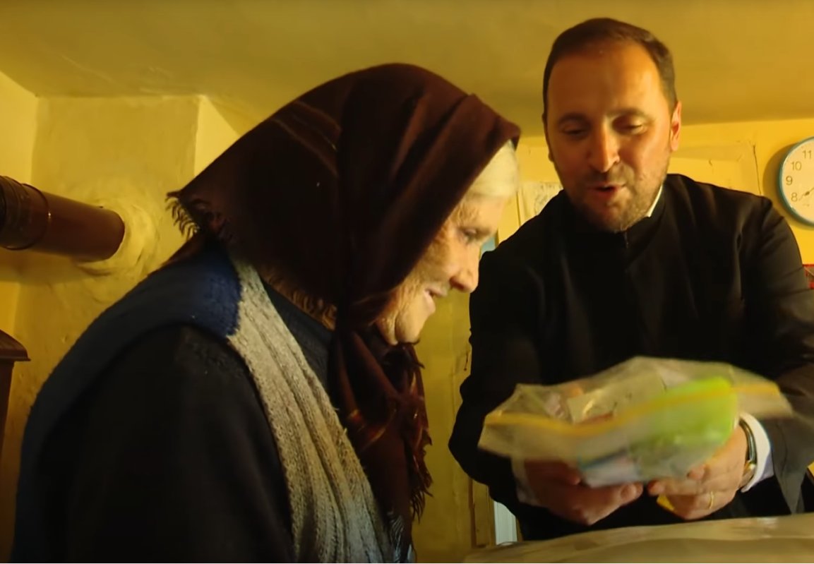 Campania „Ajută un bătrân să zâmbească” a ajuns în Parohia Drăgăneasa 342506