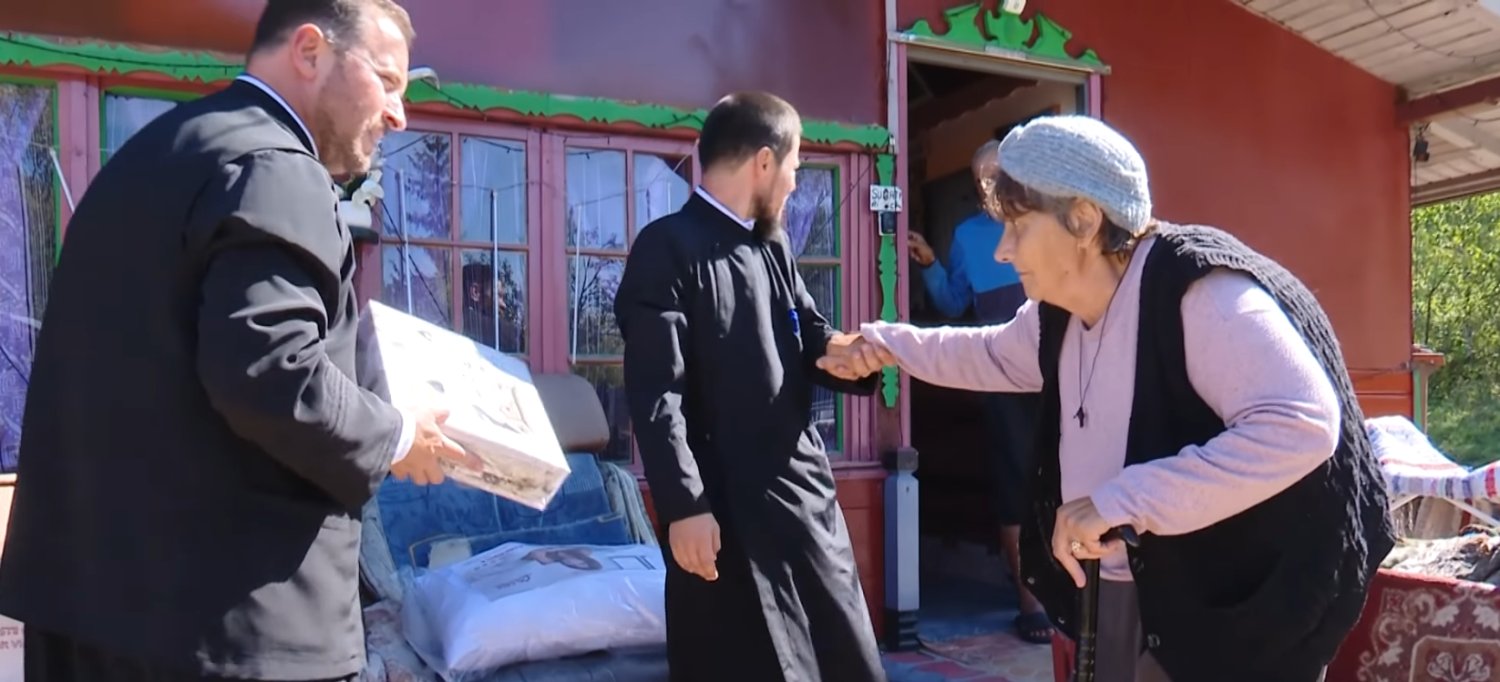 Campania „Ajută un bătrân să zâmbească” a ajuns în Parohia Drăgăneasa 342507