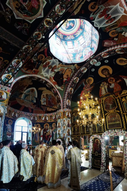 Veșmânt de har pentru biserica unei parohii prahovene 342675