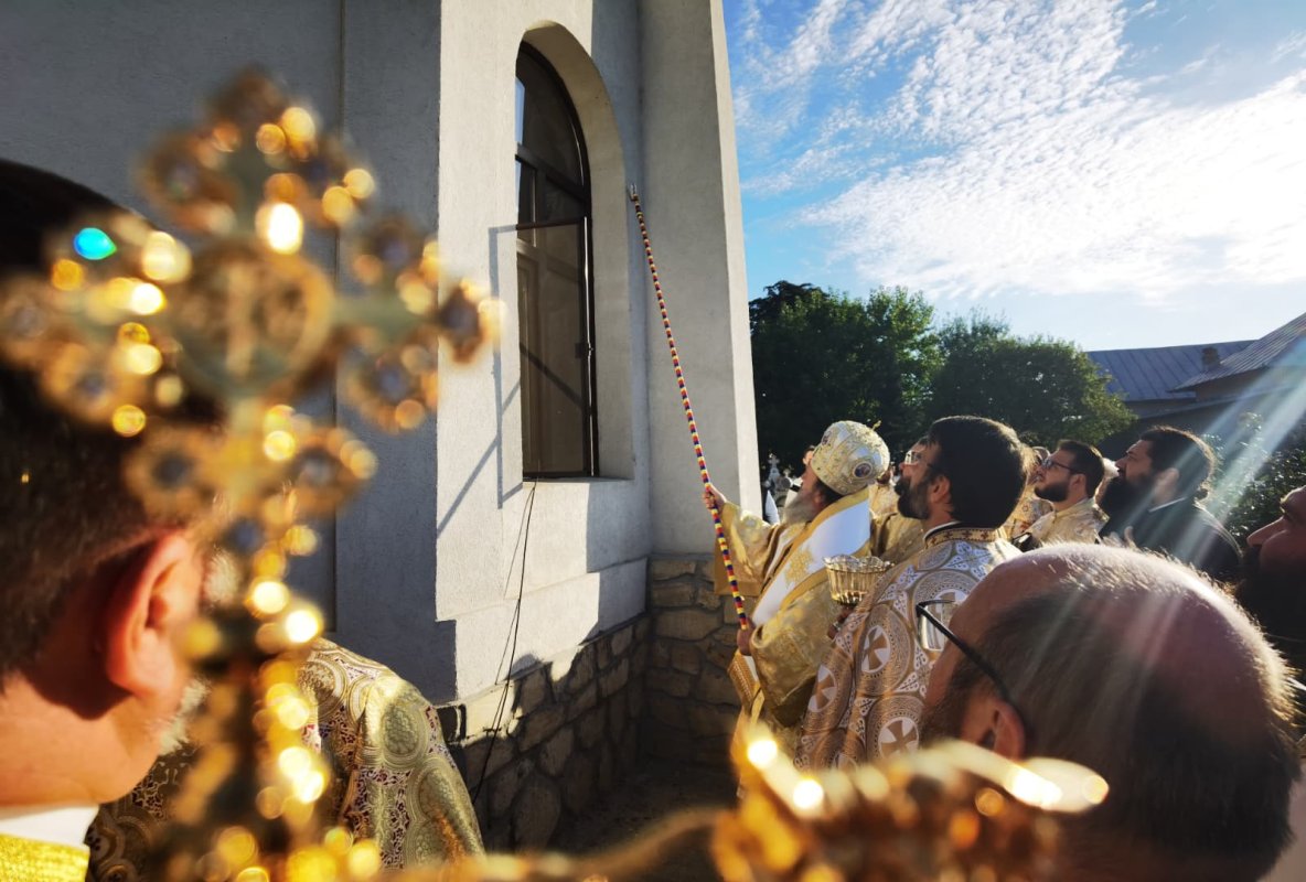 Veșmânt de har pentru biserica unei parohii prahovene 342677