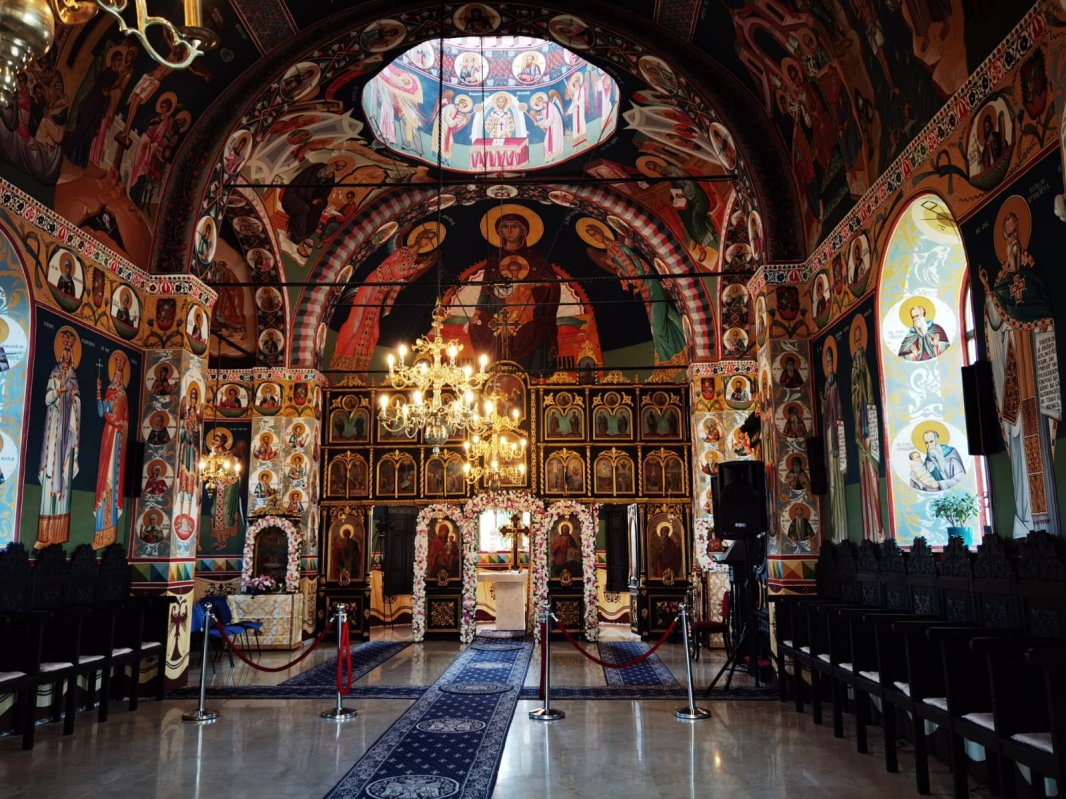 Veșmânt de har pentru biserica unei parohii prahovene 342679