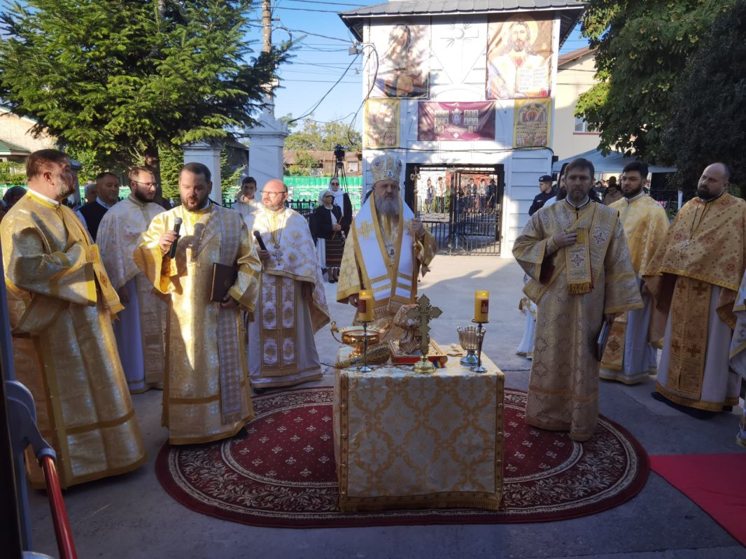 Veșmânt de har pentru biserica unei parohii prahovene 342680